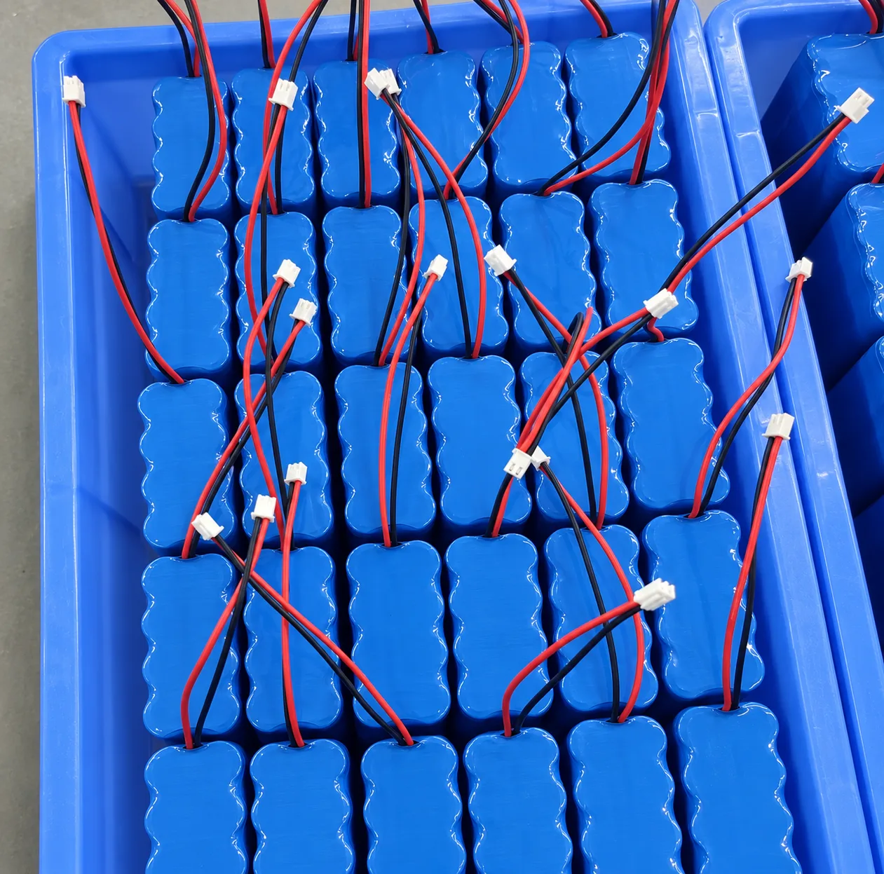 Cylindrical cell array with wiring in a battery pack under assembly